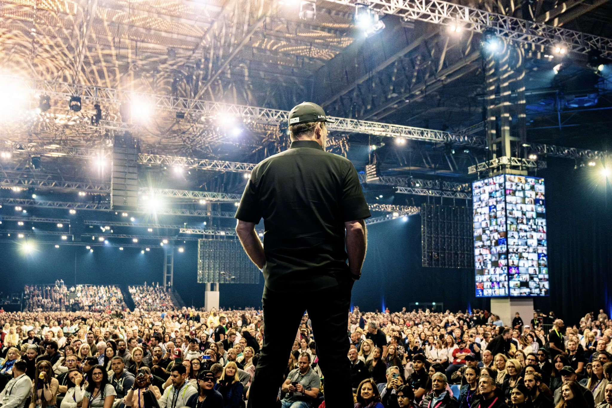 Tony Robbins on Twitter "How are you doing, U.K?! 🇬🇧🙌 Coming back to