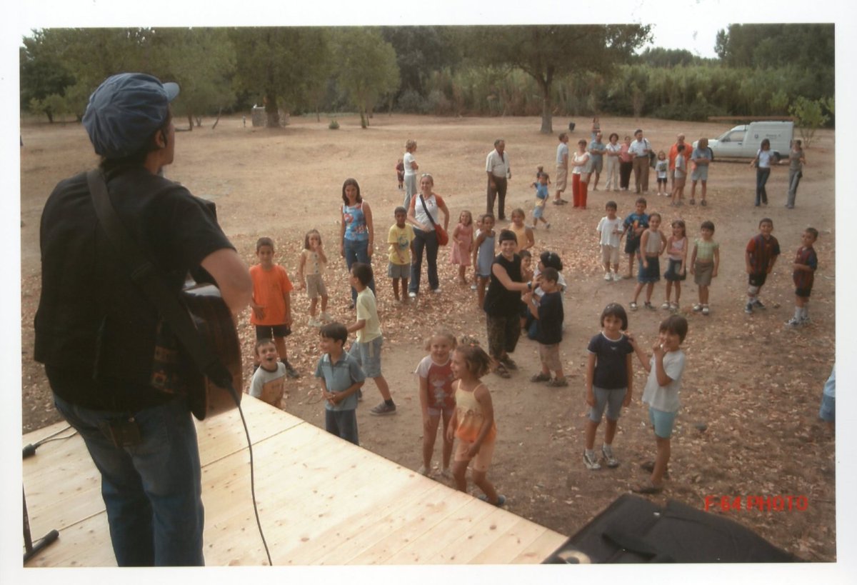 ArxiuSalt's tweet photo. 28/07/2003

🛝🍫Feixina al Pla dels Socs amb berenar per a la mainada ofert per la Penya Blaugrana El Ter de Salt i espectacle infantil a càrrec de Jaume Barri.

Autoria F-64 PHOTO

#viladesalt #saltgirona #festamajor #FMSalt https://t.co/CNnC7N5UzR