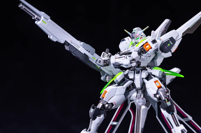 HG1/144 ガンダムキャリバーン完成しました 今回は写真まで含めた1週間以内の完成をめざして、軽めの改造と元カラーを少し変えたシンプルな感じで仕上げました! 股関節を内側に曲げれる改造と各所に張り込んだホログラムシート、異なる背景での印象の違いがポイントになります!