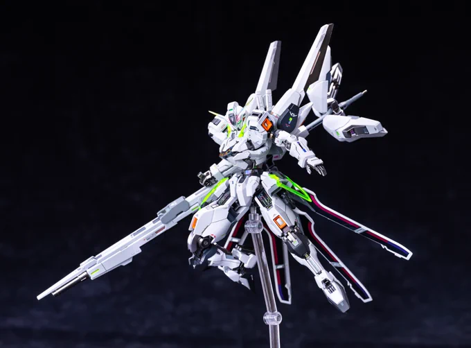 HG1/144 ガンダムキャリバーン完成しました 今回は写真まで含めた1週間以内の完成をめざして、軽めの改造と元カラーを少し変えたシンプルな感じで仕上げました! 股関節を内側に曲げれる改造と各所に張り込んだホログラムシート、異なる背景での印象の違いがポイントになります!