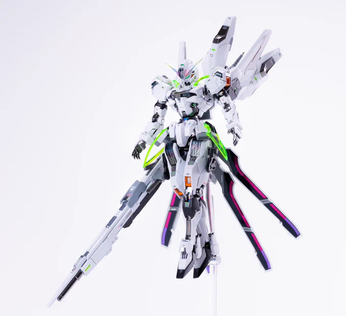 HG1/144 ガンダムキャリバーン完成しました 今回は写真まで含めた1週間以内の完成をめざして、軽めの改造と元カラーを少し変えたシンプルな感じで仕上げました! 股関節を内側に曲げれる改造と各所に張り込んだホログラムシート、異なる背景での印象の違いがポイントになります!