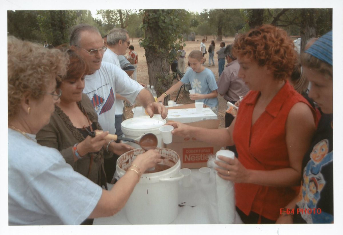 ArxiuSalt's tweet photo. 28/07/2003

🛝🍫Feixina al Pla dels Socs amb berenar per a la mainada ofert per la Penya Blaugrana El Ter de Salt i espectacle infantil a càrrec de Jaume Barri.

Autoria F-64 PHOTO

#viladesalt #saltgirona #festamajor #FMSalt https://t.co/CNnC7N5UzR
