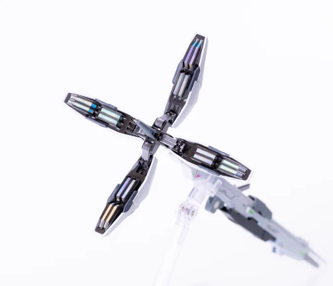 武器類 ・特徴的なライフルはそのままだとボリューム不足だと思ったので、他キットパーツと組み合わせ改造 ・各所に本体同様ホログラムシート追加 ・リアスカートのビット部分は無改造