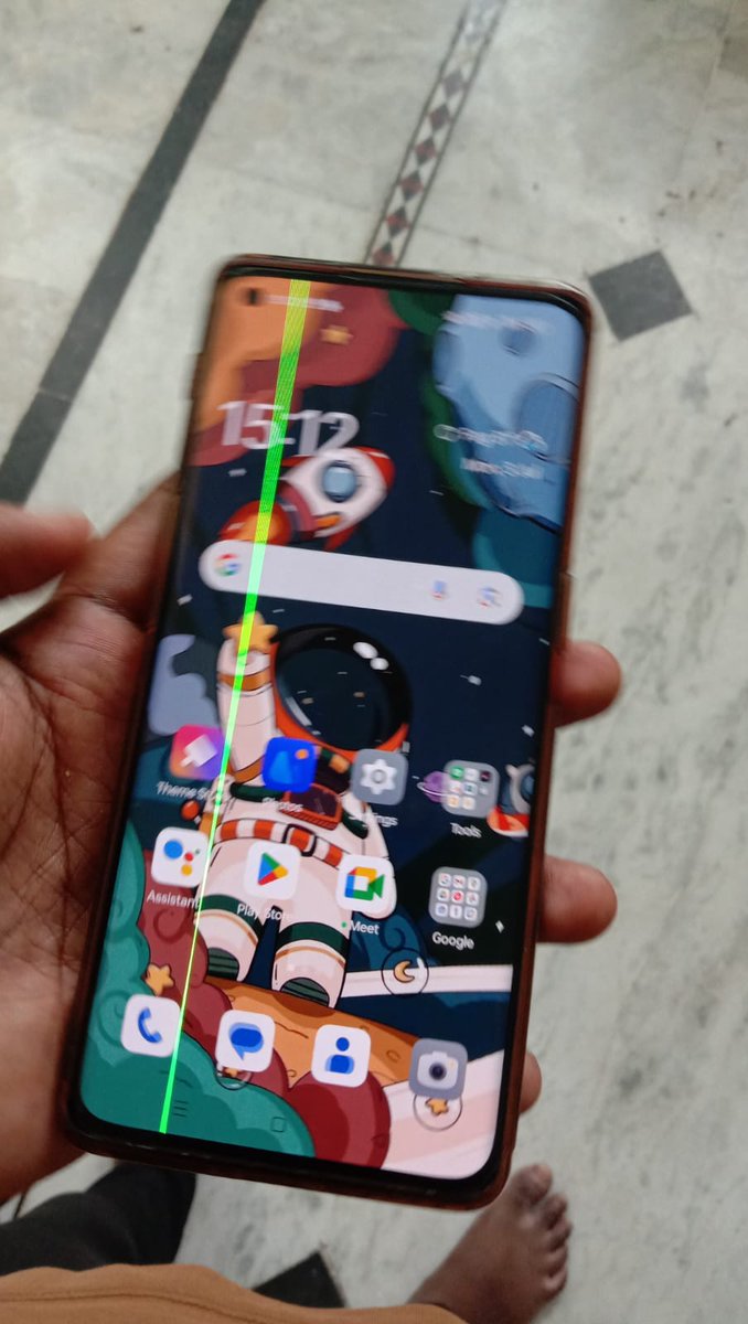 Roop_1304's tweet photo. @OPPOIndia 
@oppo 
@OPPOCareIN
Green line appearing after software update. The phone is neither dropped nor damaged on screen https://t.co/mfyzQ7od9Y