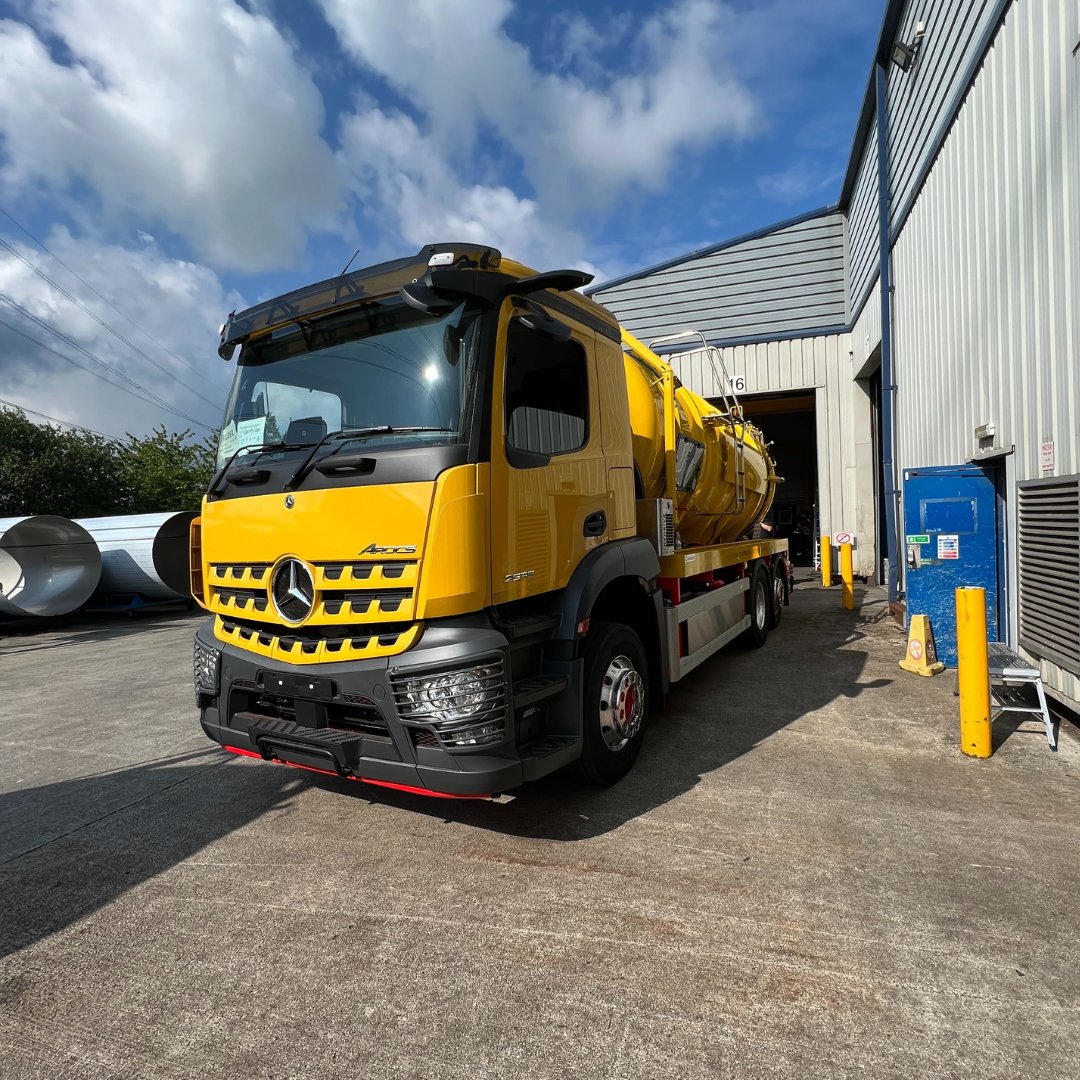 countyclean's tweet photo. Our Operations Director visited @CrosslandTanks to check on the progress and sign off on the first 3 of 9 new vehicles we have joining our fleet!

Our 3 new tankers will be hitting the road very soon!

#RoadTankers #CrosslandTankers #CountyClean #Tankers https://t.co/lDXnogsiDm