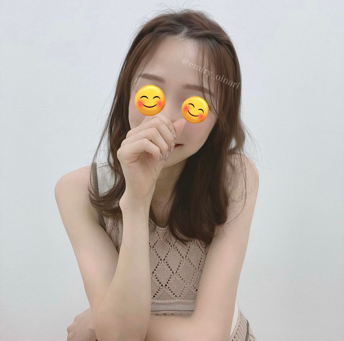 emiry_oinari's tweet photo. 暑っついから前髪まとめたいわ〜って時これよくやってる。カッチリせずラフな感じになるよ〜！

ヘアピン2本だけ、くるくるねじって留めるだけでOK。前髪伸ばし中の人も🙆‍♀️ https://t.co/VCk8z36OtN