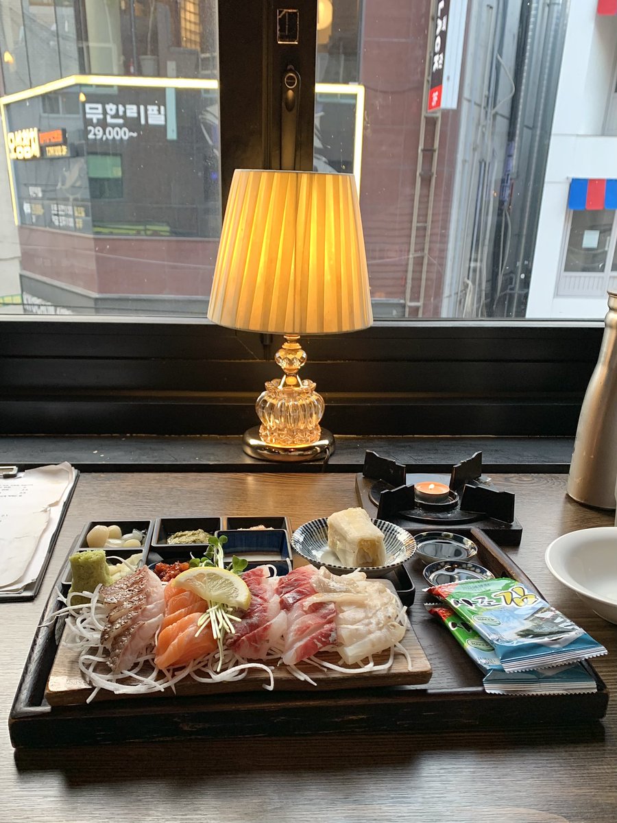 muk_archive's tweet photo. 🍽️ 신용산 / 삼각지 심상

 ๑ 모둠숙성회 2인 ( ₩60,000 )
 ๑ 바지락술찜 + 면 추가 ( ₩23,000 )
 ๑ 통 오징어 튀김 ( ₩18,000 )
 ๑ 팽이버섯전 ( ₩10,000 )

일단 숙성회와 바지락술찜은 무조건 시키세요. 생선회의 식��은 잘 살리면서도 숙성을 통해 감칠맛은 끌어올린 고퀄리티의 숙성회를 맛볼 https://t.co/NkdqogMYln