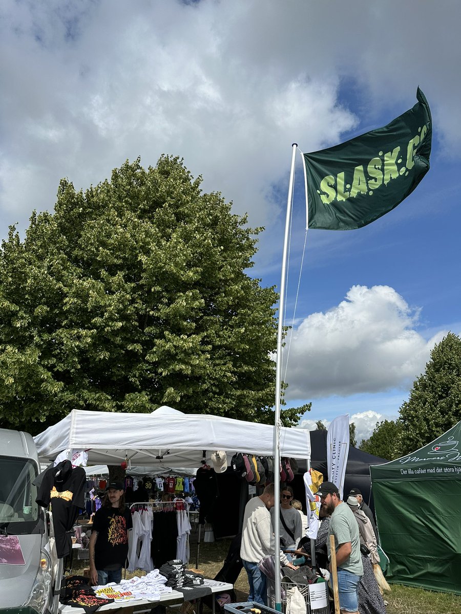 Vi kör sista dagen på Sjöbo marknad. Leta efter flaggan så hittar ni oss. Vi står här fram till kl 22-23 ungefär 🎪

Allt som blir över åker upp på SLASK.gg på måndag 🎉
