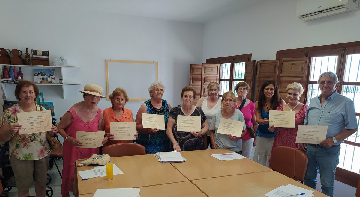 SolidaridadIn's tweet image. 🌞🎓🌼 En el CPA de Almuñécar entregamos  los diplomas del taller &quot;Estimula tu Mente&quot;, #ProgramaProximidad. Nos acompañó la directora del centro, Inés López.

💪🙌Este logro es el resultado del trabajo en equipo y la colaboración entre las y los participantes. 
@AlmunecarAyto