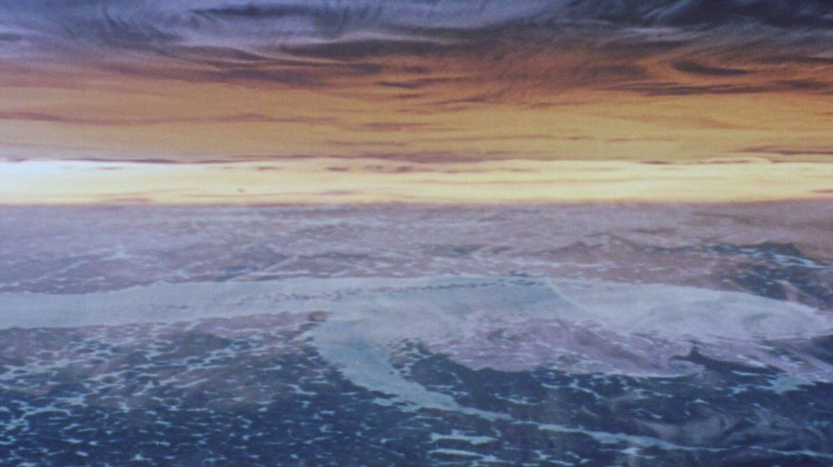 ParisCinemaClub's tweet image. [Sci-Fi Summer] 🛰️
Avant le SOLARIS de #StevenSoderbergh, il y a bien évidemment eu le chef-d&apos;œuvre de #AndreïTarkovski mais saviez-vous que le roman de #StanisławLem avait d&apos;abord été adapté par la télé soviétique ?

Le version de Tarkovski sera elle demain à 15h aux Écoles.