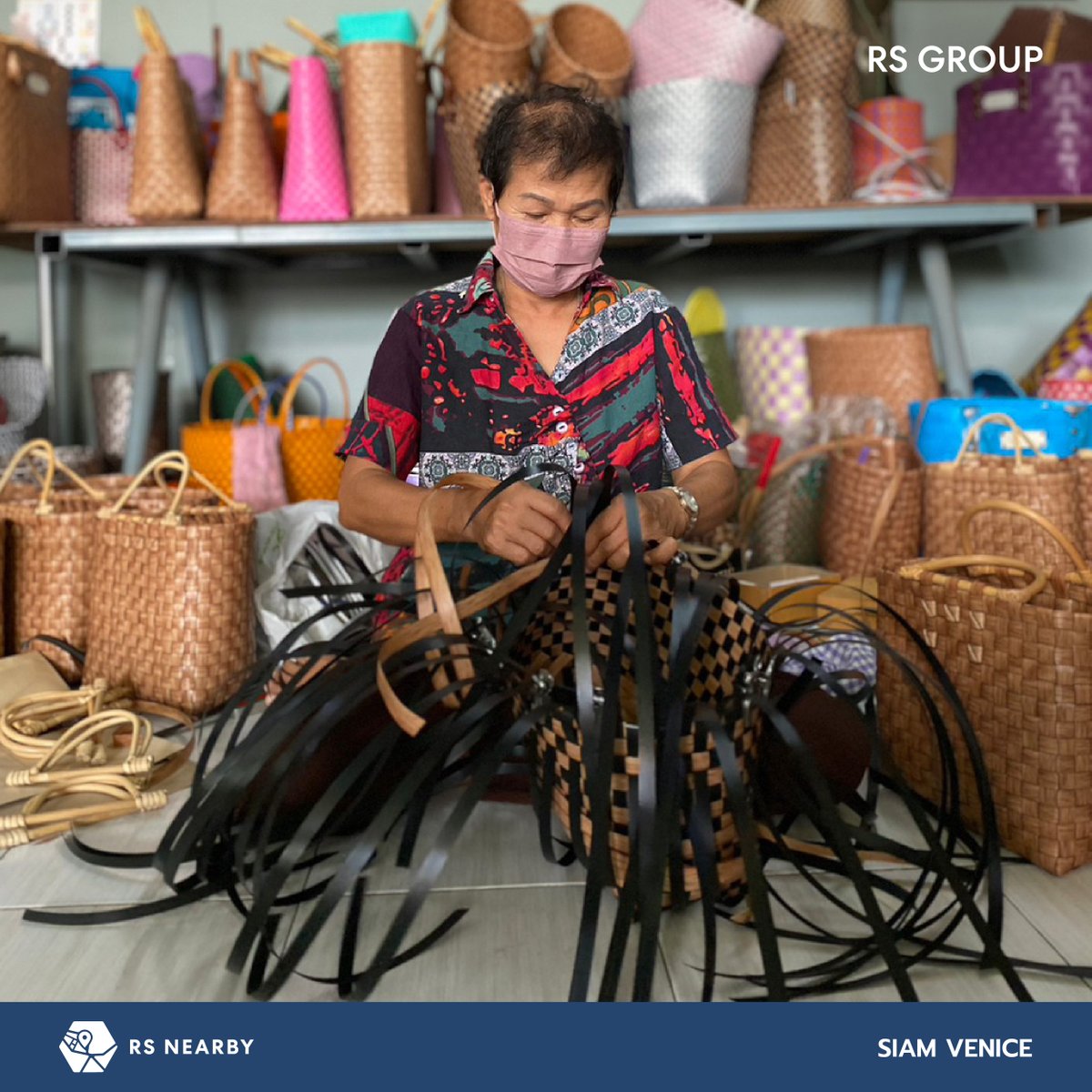 RSGROUPOFFICIAL's tweet photo. #RSNearby วันนี้ เราพาทุกคนมาเยี่ยมเยือนถิ่นแม่ภัสสร – ประภัสสร ชูทอง ประธานชุมชนหลัง ว.ค. จันทรเกษม และแกนนำผู้ริเริ่มวิสาหกิจชุมชนสยามเวนิสจันทรเกษม ถิ่นของแม่ภัสสรคือพื้นที่เล็กๆ ริมคลองลาดพร้าว เพื่อนบ้าน #RScommunity ที่เป็นแหล่งผลิตงานคราฟท์แสนประณีตจากฝีมือเหล่าแม่ๆ ที่รวมตัวกันในชุมชน
.
กระเป๋าสานจากเส้นพลาสติกที่วางเรียงรายภายใต้แบรนด์สยามเวนิส เกิดขึ้นก่อนสถานการณ์การแพร่ระบาดของโควิด 19 เพียงนิดเดียว เป้าหมายหลักเพื่อเป็นแหล่งเพิ่มรายได้ให้กับเหล่าสมาชิก ในเวลานี้เราอาจได้เห็นผลงานสุดเพอร์เฟค ที่ขึ้นรูปสวยงามและสีสันร่วมสมัย แต่กว่าจะลงตัวนั้น แม่นวลจันทร์ แก้วขาว หนึ่งในสมาชิกเล่าว่าใช้เวลาปีกว่าเพื่อฝึกฝีมือ เพราะกระเป๋าสานตามคุณภาพของสยามเวนิสนั้น ต้องสานถึง 3 ชั้น เพื่อความแข็งแรงทนทาน ต้องใช้การทำงานเป็นทีมเพื่อจบกระเป๋า 1 ใบ และที่สำคัญคือการร่วมมือกับภาครัฐอย่างสำนักงานเขตจตุจักรและกรมการค้าภายในเพื่อพัฒนาผลิตภัณฑ์ให้เป๊ะปังเข้าตากลุ่มลูกค้า
.
กระเป๋าจักสานเส้นพลาสติกโดยกลุ่มวิสาหกิจสยามเวนิสจันทรเกษม นั้นทนทานและใช้ได้อย่างยั่งยืนมากกว่า 10 ปี จุของได้จัดหนักจัดเต็ม และดูแลรักษาง่ายมาก ใครที่สนใจ สามารถสั่งผลิตรูปทรงและสีของกระเป๋าได้ตามความต้องการ เพียงส่งอินบอกซ์เข้าไปสอบถามได้โดยตรงที่ https://t.co/MYhgXp71zM หรือโทร 064-628-6185
กลุ่มวิสาหกิจสยามเวนิสจันทรเกษม
.
📌 พิกัด > https://t.co/LoqJf6Npia
.
*RS Nearby เป็นโปรเจ็คที่เราหมายมั่นจัดทำเพื่อส่งเสริมชุมชนและผู้ประกอบการรอบ RS GROUP
.
#RSGROUP #RSLifeEnriching #โตไปกับอาร์เอส