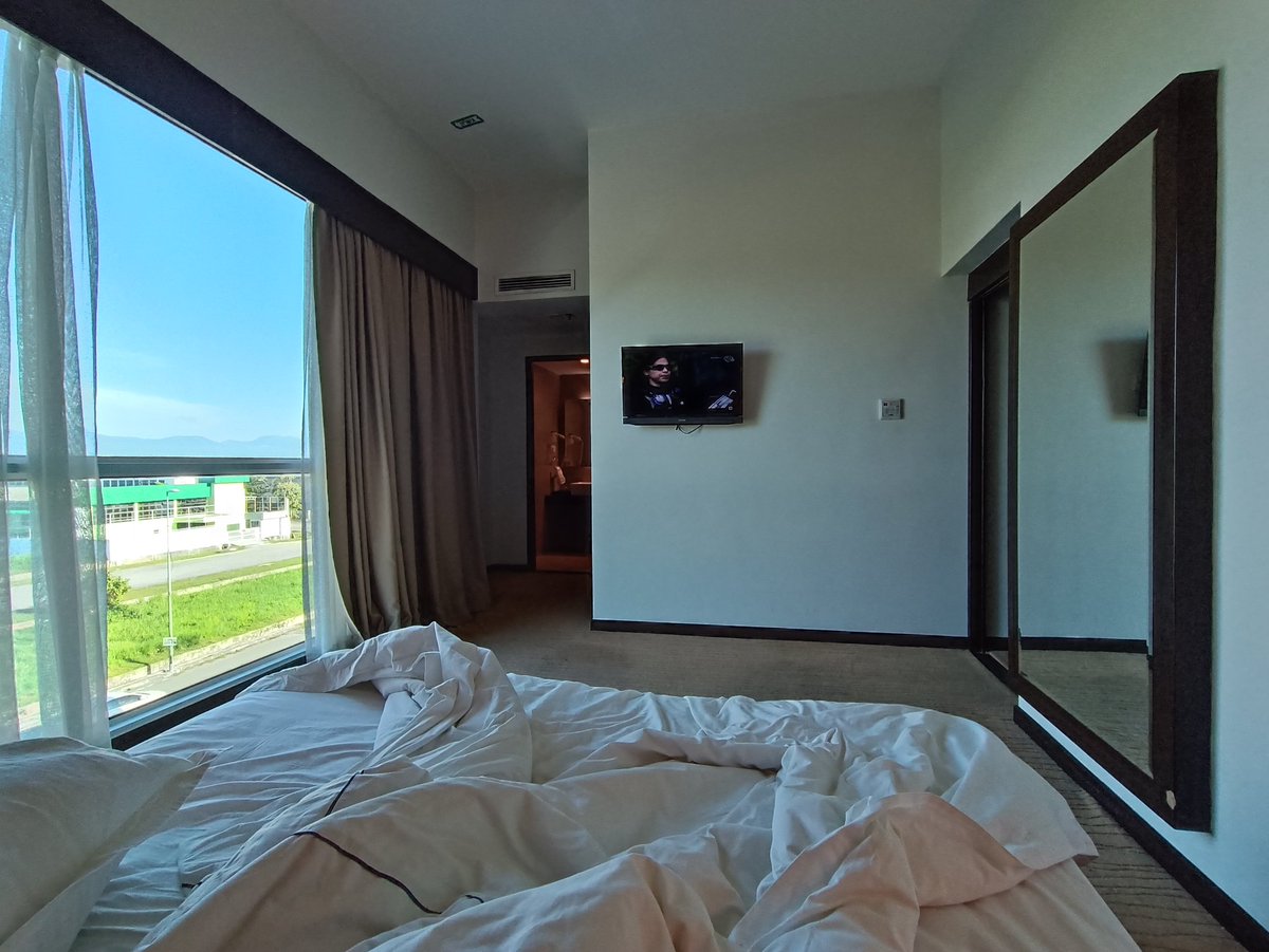 难得坐下來休息
門口都不願意出了
落地窗不錯~就是電視太小了😁