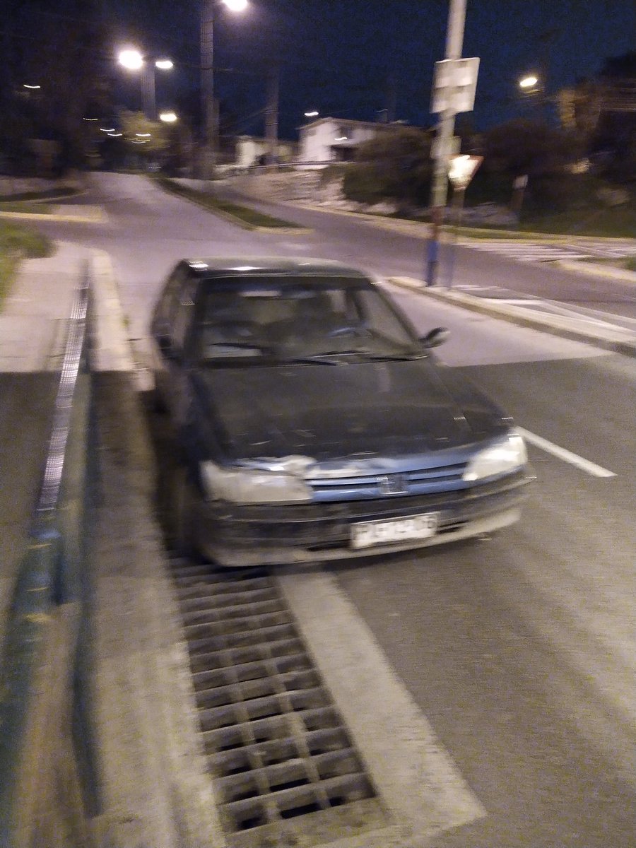 chrisarcan_'s tweet photo. @seguridadvina este vehículo lleva dos días abandonado bajo paso nivel entre canal beagle y villa dulce https://t.co/eXSWBH8OPD