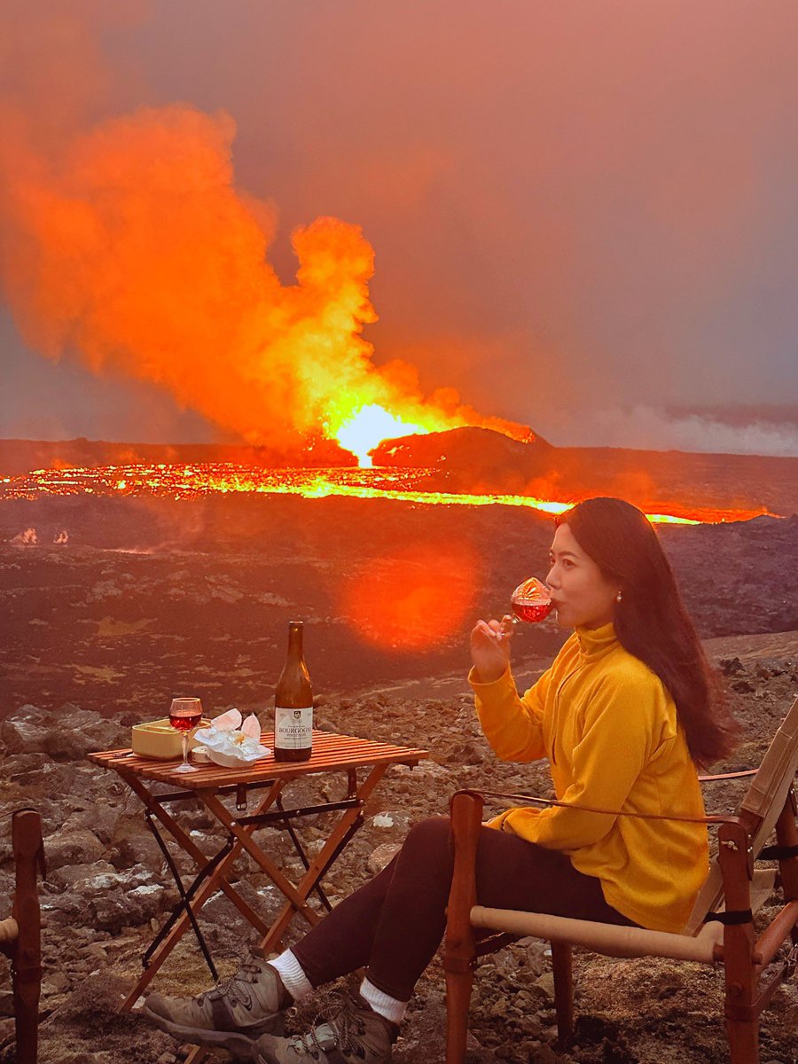 cindyrunli's tweet photo. Can’t imagine any other cheese and wine moment with a view that could top this one! 🌋🧀️🍷#Iceland #volcano #LitliHrutur https://t.co/hUeeJemzrG