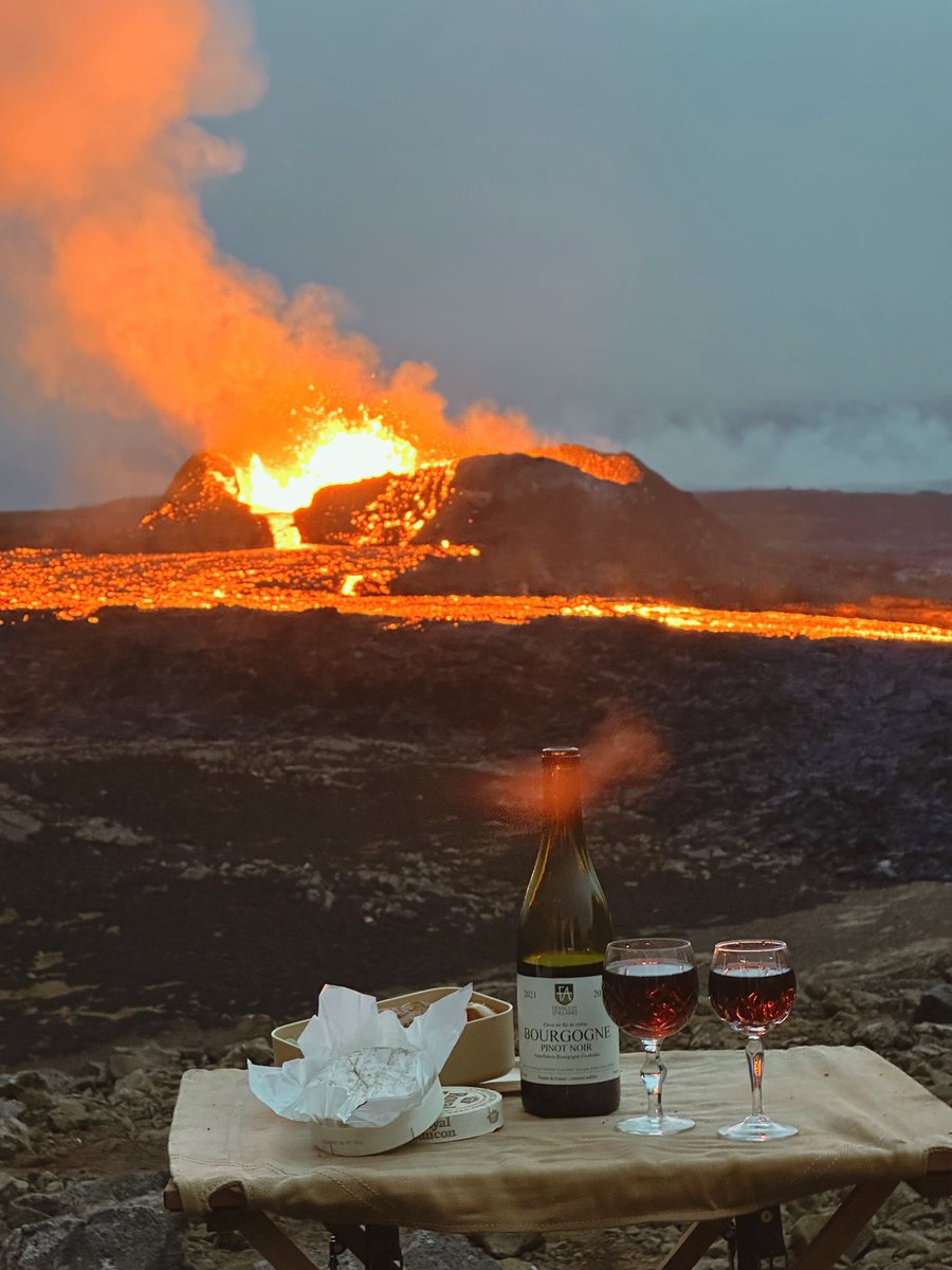 cindyrunli's tweet photo. Can’t imagine any other cheese and wine moment with a view that could top this one! 🌋🧀️🍷#Iceland #volcano #LitliHrutur https://t.co/hUeeJemzrG