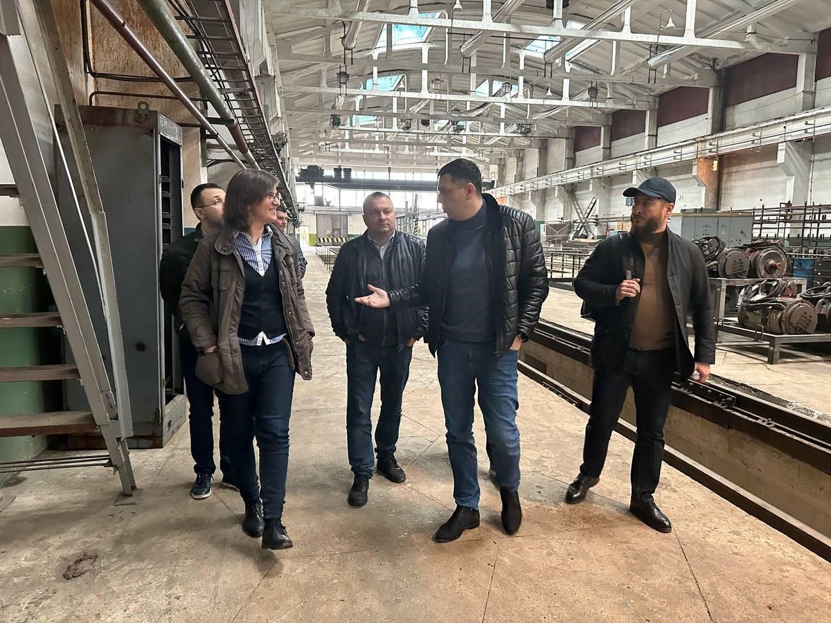 SkodaGroupEN's tweet photo. Škoda Group joined the Ukraine Business Compact platform. We stand with international companies worldwide, seeking trade and investment opportunities to help reconstruct the war-affected country. We helped our colleagues in Dnipro earlier, and we continue supporting Ukraine. https://t.co/jSntjkh7h2