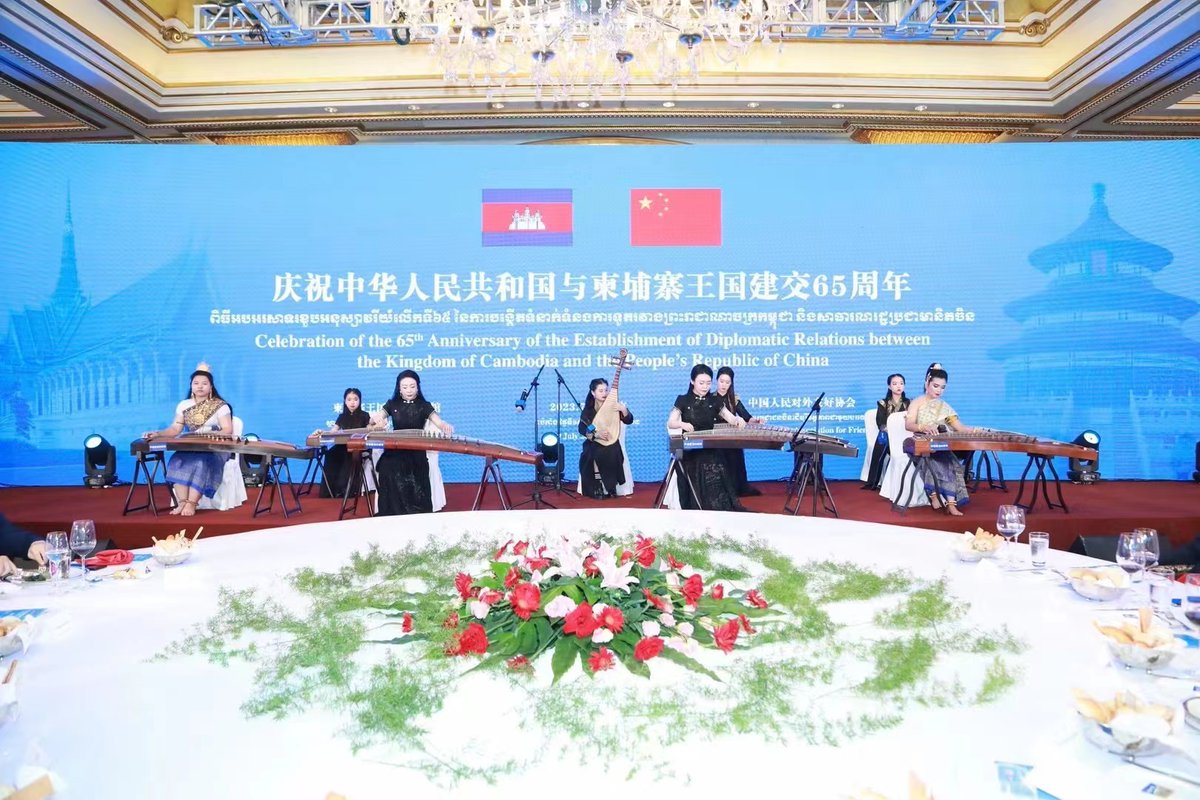 SUNRun_Zheng's tweet photo. Celebration of the 65th Anniversary of the Establishment of Diplomatic Relations between the People's Republic of China and the Kingdom of Cambodia.
It is my honor to perform the zheng with my Chinese and Cambodian students on this special occasion. https://t.co/wl6fB8F8Pp
