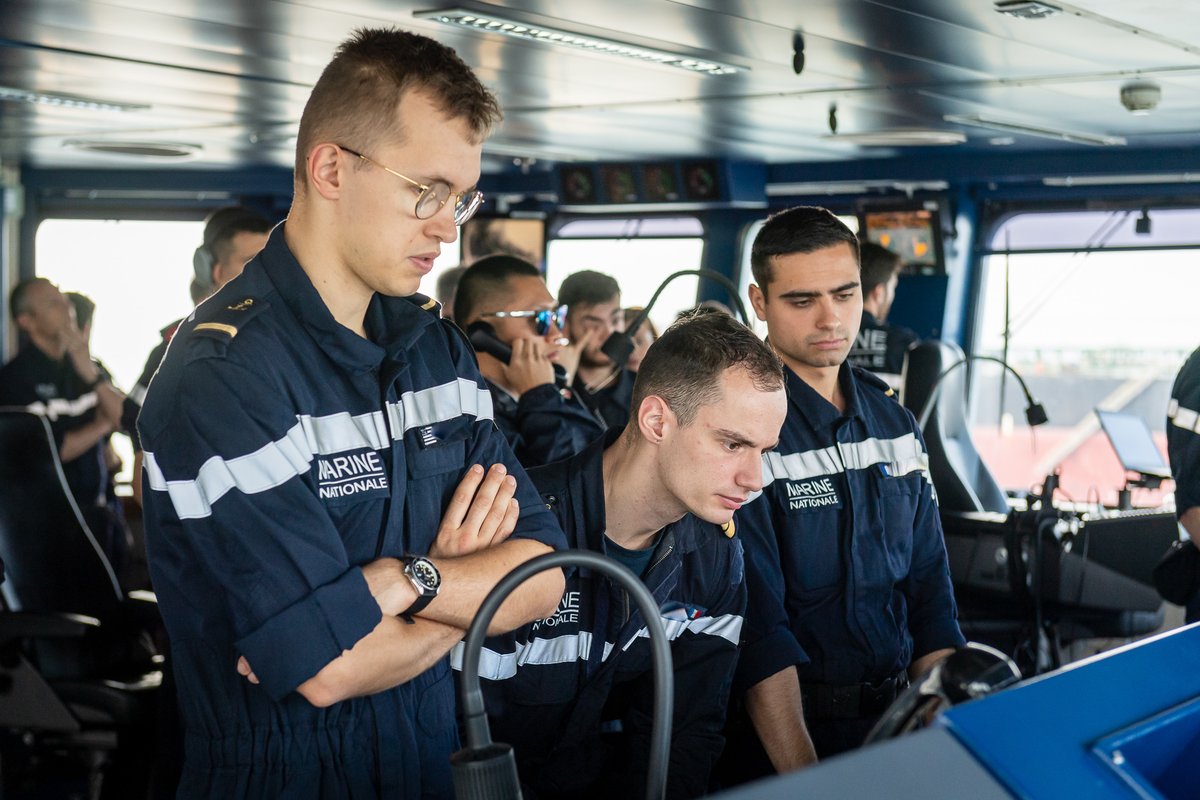 MarineNationale's tweet photo. La #MissionJDA plonge les jeunes officiers de Marine de l’@EcoleNavale au cœur des opérations maritimes. Le magazine Cols bleus vous fait prendre le large avec les 160 officiers élèves de la « Jeanne », au cœur d'une formation exigeante !
➡️https://t.co/F5P7ykXWcc https://t.co/PxN6Zdt9Nf
