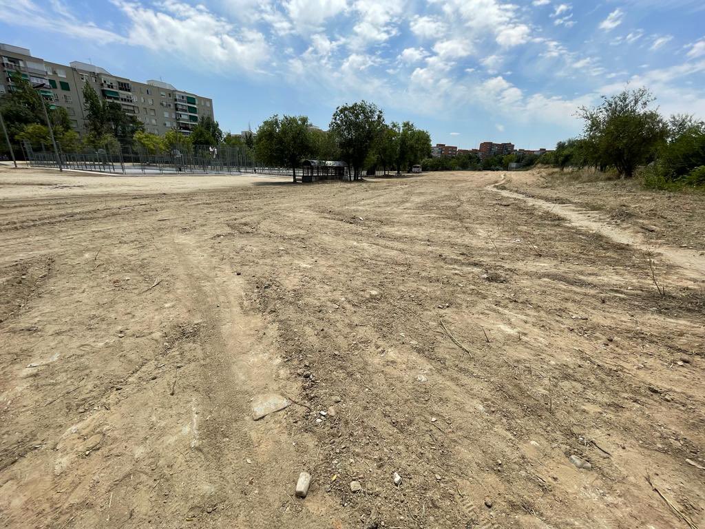 Siguen desbrozando sin control, esta vez toda la parte de atrás hasta la vereda.
Zonas arrasadas sin vegetación, dejando a la vista escombros, hierros… 

<a href="/AVA_Aluche/">Ava_Aluche</a> 

#salvemoseugenia