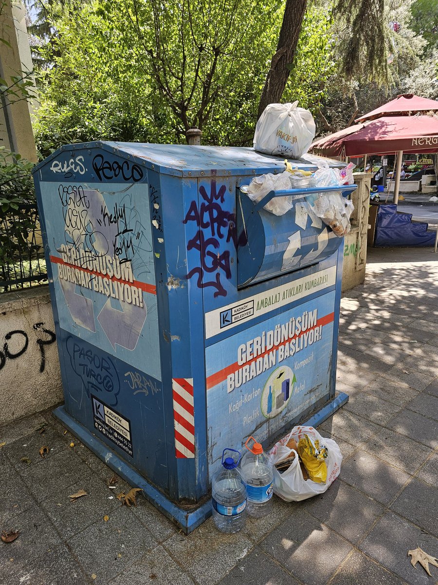 seckinguller's tweet photo. Ben her gün atık noktasına 2 poşet dönüştürülebilir atık getiriyorum. Her gün manzara bu. Şunları doğru düzgün planlayamayacaksanız bırakın bu işi Allah aşkına... @kadikoybelediye Erenköy KantarcıRıza Sok https://t.co/BRA0cTOKcN