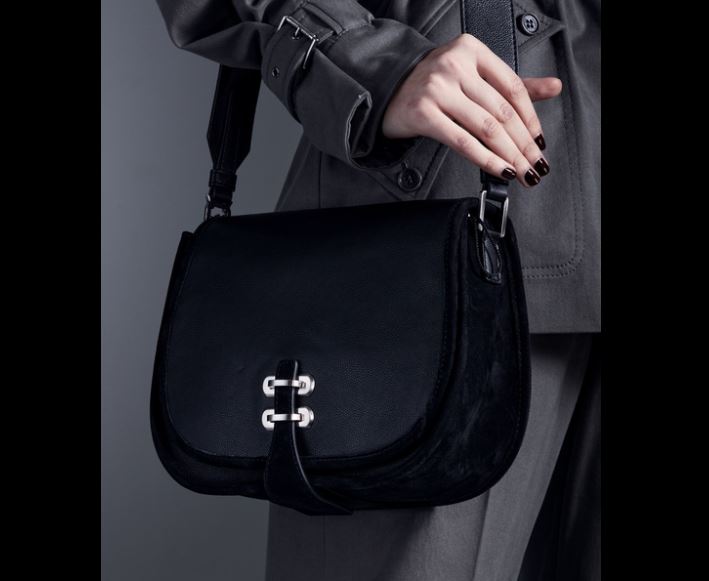 youviralart's tweet image. Alberta Ferretti
An all-time favorite, now in shiny, soft leather. With its clean lines and signature details, the Pre-Fall 23 Alby bag is the perfect addition to any look.
#AlbertaFerretti
#PreFall2023