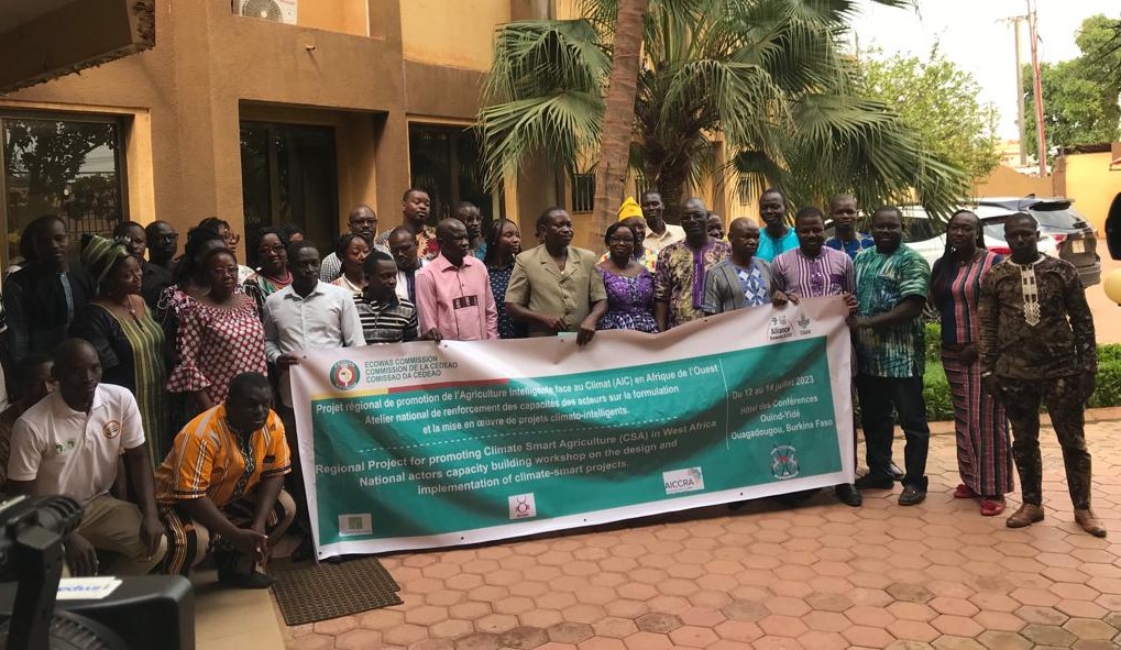 cgiarclimate_WA's tweet photo. #AIC| Les ateliers de formation nationaux et sous régionaux se poursuivent au #BurkinaFaso! Selon Joseph Nikiema du Ministère de l’Agriculture: ‘’Il est question d’outiller nos cadres sur la formulation de projets qui tiennent compte du climat’’.
#changementclimatique #ECOWAP https://t.co/pfVBa0JH3X
