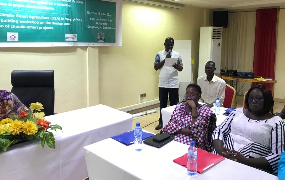 cgiarclimate_WA's tweet photo. #AIC| Les ateliers de formation nationaux et sous régionaux se poursuivent au #BurkinaFaso! Selon Joseph Nikiema du Ministère de l’Agriculture: ‘’Il est question d’outiller nos cadres sur la formulation de projets qui tiennent compte du climat’’.
#changementclimatique #ECOWAP https://t.co/pfVBa0JH3X