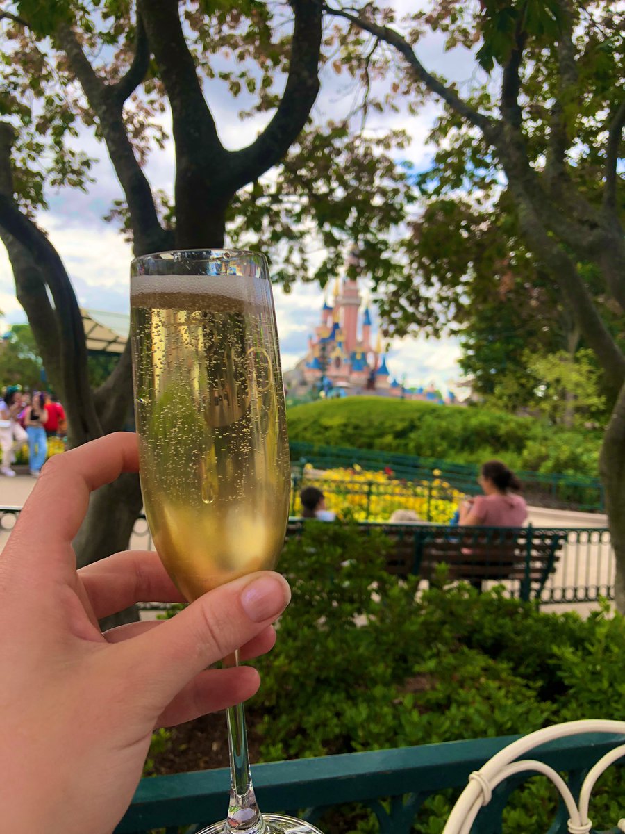 theDLPDarling's tweet photo. Same again tomorrow 😏 🥂 @DisneyParis_EN https://t.co/eIRqaBJqnr
