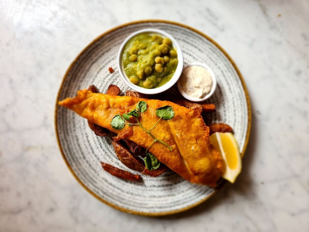 𝙔𝙤𝙪 𝙠𝙣𝙤𝙬 𝙬𝙝𝙖𝙩 𝙬𝙚'𝙡𝙡 𝙗𝙚 𝙝𝙖𝙫𝙞𝙣𝙜 𝙩𝙤𝙣𝙞𝙜𝙝𝙩 𝙖𝙩 𝙈𝙖'𝙨 😋

It wouldn't be a Friday without her beer battered fish &amp; handcut chips, would it?

MaBoyles.co.uk