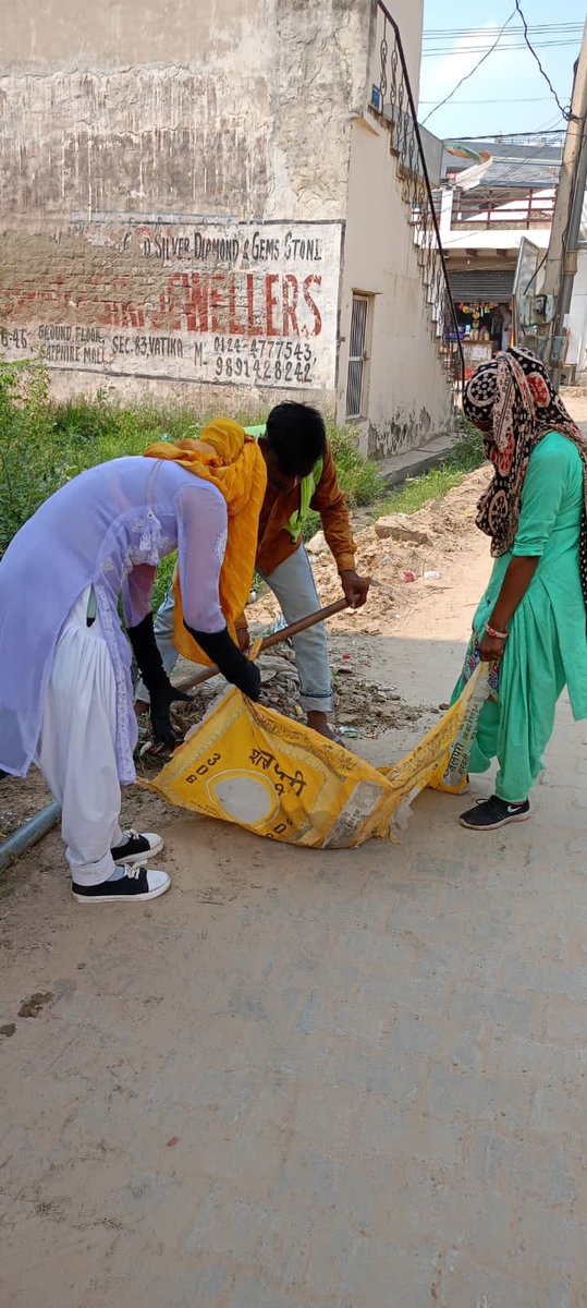MCManesar's tweet image. Making the streets garbage free is a regular practice. Our superheroes! @ulbharyana @SwachhBharatGov @SwachSurvekshan @swachhbharat #SwachhSurvekshan2023Manesar #manesar_mane_saaf #IndiaVsGarbage #MissionLiFE