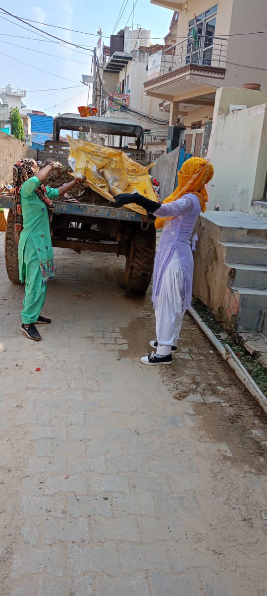 MCManesar's tweet image. Making the streets garbage free is a regular practice. Our superheroes! @ulbharyana @SwachhBharatGov @SwachSurvekshan @swachhbharat #SwachhSurvekshan2023Manesar #manesar_mane_saaf #IndiaVsGarbage #MissionLiFE