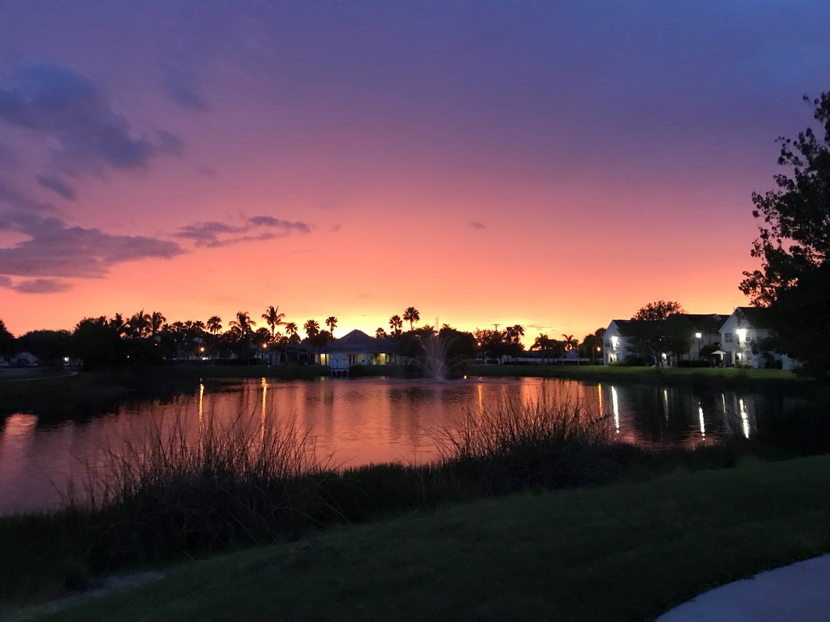 BayHarborFl's tweet photo. We would like to thank our resident Kim, for sending us this magnificent photo of a Bay Harbor sunset!

#LoveWhereYouLive #WeLoveOurResidents #BayHarbor #Sunset #Community #FortMyers #LuxuryRentals #FortMyersApartments @NorthlandInvest https://t.co/UoZOSNDtdd