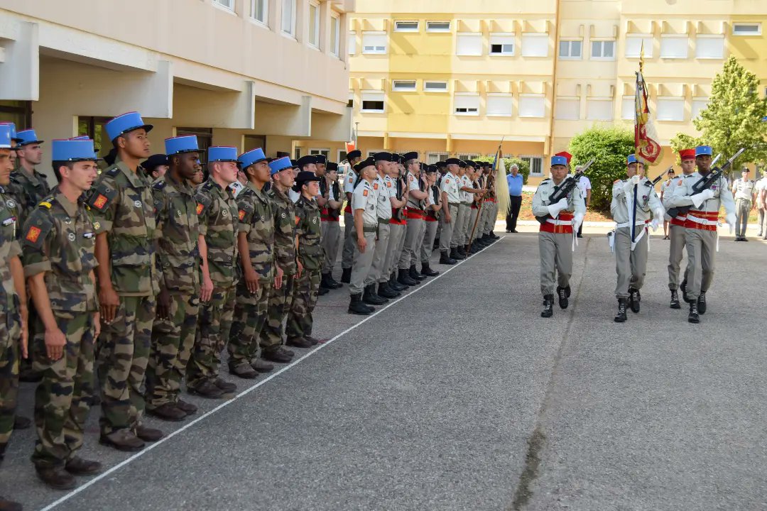 1RCA_canjuers's tweet image. #AlHonneur 🇨🇵 17 engagés volontaires de l'@armeedeterre ont intégré les rangs du #1erRCA ce matin. Après l'avoir veillé hier soir, #NosJeunesOPS ont été présenté à l'étendard. Bienvenue, jeunes Chasseurs d'Afrique ! #FiersdeNosSoldats
