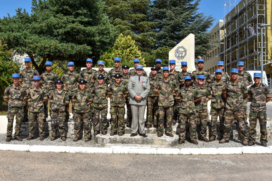 1RCA_canjuers's tweet image. #AlHonneur 🇨🇵 17 engagés volontaires de l'@armeedeterre ont intégré les rangs du #1erRCA ce matin. Après l'avoir veillé hier soir, #NosJeunesOPS ont été présenté à l'étendard. Bienvenue, jeunes Chasseurs d'Afrique ! #FiersdeNosSoldats