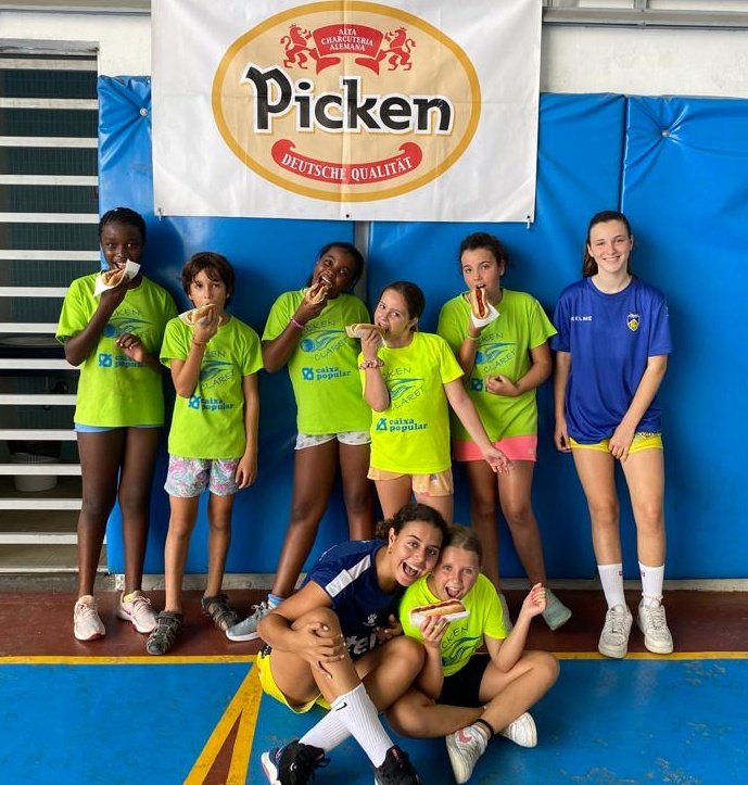 CBClaret's tweet photo. Último día de minicampus, con almuerzo especial... perritos calientes Picken para tod@s 🌭 #GoPickenClaret #minicampus https://t.co/W24XzMnHyi