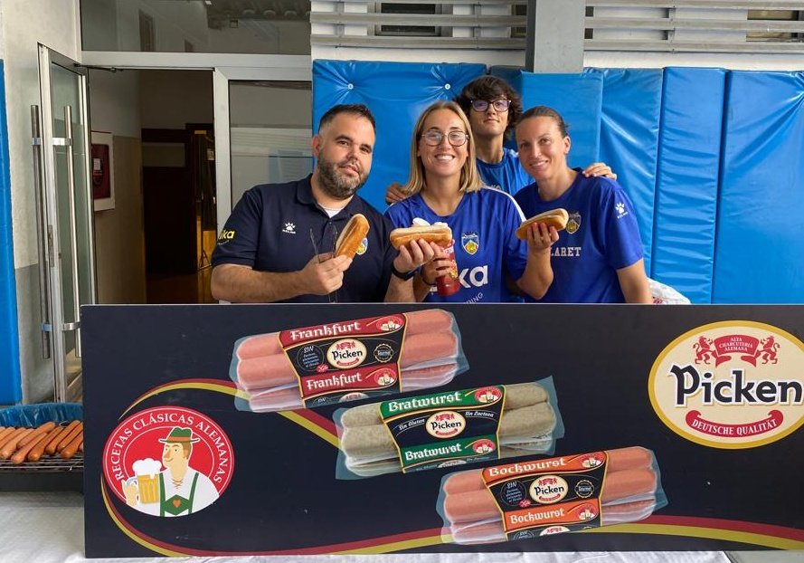 CBClaret's tweet photo. Último día de minicampus, con almuerzo especial... perritos calientes Picken para tod@s 🌭 #GoPickenClaret #minicampus https://t.co/W24XzMnHyi