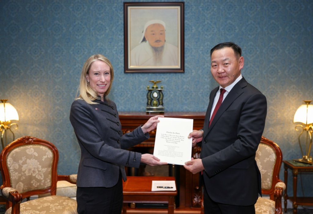 Гадаад харилцааны яамны Төрийн нарийн бичгийн дарга Н.Анхбаяр Их Британи, Умард Ирландын Нэгдсэн Хаант Улсаас Монгол Улсад суух Онц бөгөөд Бүрэн эрхт Элчин сайд Фиона Блайтийг хүлээн авч уулзаж, Элчин сайд Итгэмжлэх жуух бичгийн хуулбараа гардуулав.

📎 mfa.gov.mn/74813