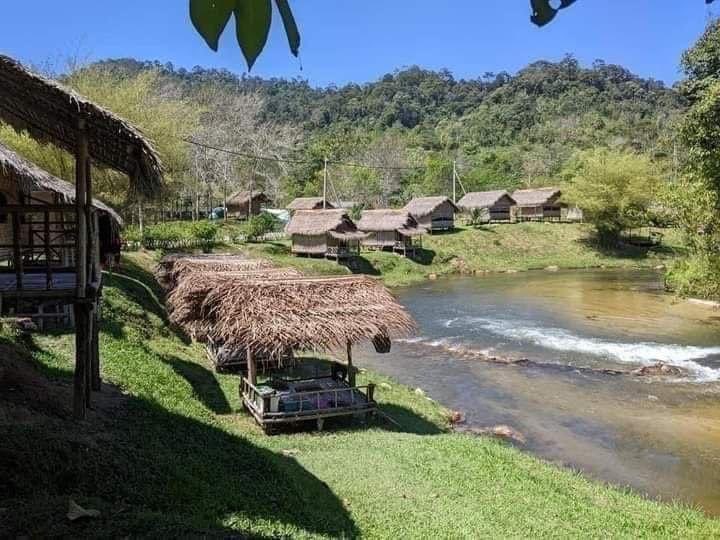 staycationig's tweet photo. Tempat ni cantik. Tak ramai sangat org datang. Bayangkan hujung minggu staycation sini, menikmati bukit bukau, layan kopi panas tepi sungai. Padu! Tolong jaga kebersihan bila korang datang sini.

📍 Chalet Kg Bersah, Pos Kuala Mu, Perak https://t.co/Dc5DFzbTJG