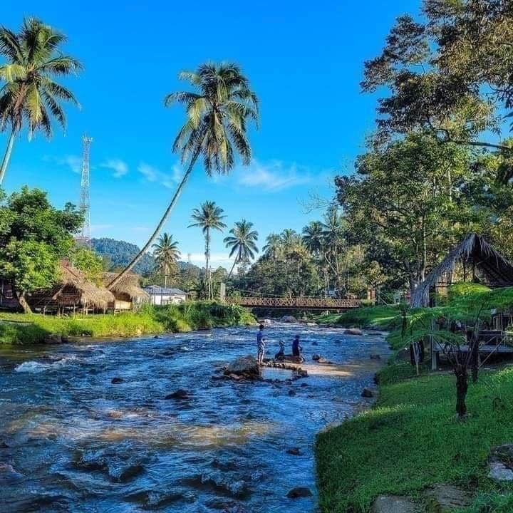staycationig's tweet photo. Tempat ni cantik. Tak ramai sangat org datang. Bayangkan hujung minggu staycation sini, menikmati bukit bukau, layan kopi panas tepi sungai. Padu! Tolong jaga kebersihan bila korang datang sini.

📍 Chalet Kg Bersah, Pos Kuala Mu, Perak https://t.co/Dc5DFzbTJG