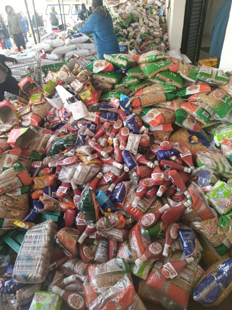 Like in Chinua Achebe's great Novel, Things have fallen apart at Choppies Gweru Central Business District where all goods have been thrown outside...

connectstories.co.zw/tragedy-strike…