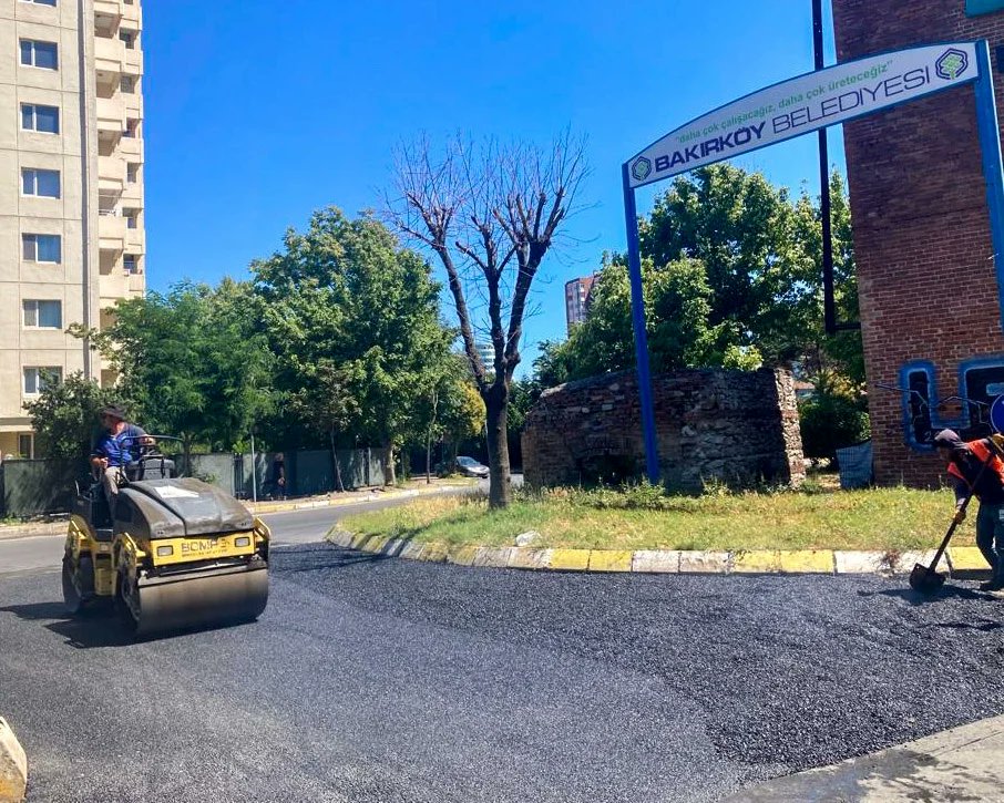 Bakırköyümüzün tüm mahallelerinde YOL BAKIM-ONARIM- YENİLEME- ASFALTLAMA çalışmalarımızı yoğun bir şekilde sürdürüyoruz.
Aralıksız olarak Bakırköy'e hizmet eden tüm mesai arkadaşlarıma kolaylıklar diliyorum.