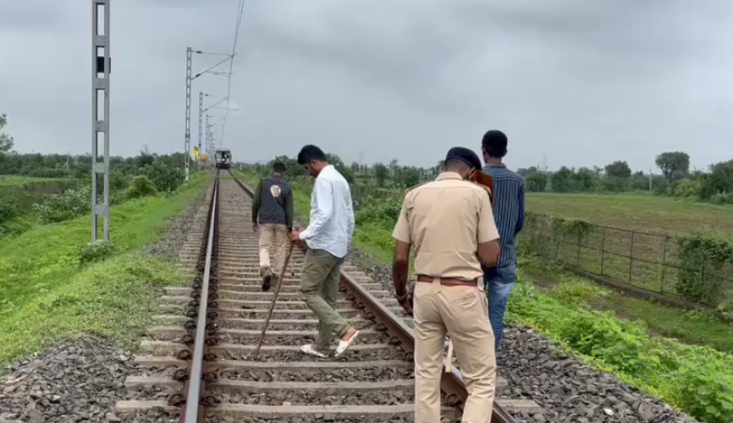 abtakmediahouse's tweet image. અમરેલી : રાજુલા પીપાવાવ પોર્ટ રેલ્વે ટ્રેક પર સિંહ અને ગુડ્સ ટ્રેન વચ્ચે અકસ્માત 

૪ સિંહો ટ્રેક ઓળંગતા એ સમયે સર્જાયો અક્સ્માત

૧ સિંહનું મોત, ૧ સિંહ ઈજાગ્રસ્ત, ૨ સિંહનો આબાદ બચાવ

#amreli #rajula #accident #Lions #Rescue #wildanimals #wildlife #abakmediahouse 

@SP_Amreli