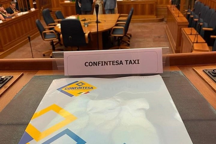 ConfintesaTweet's tweet image. Tavolo al #MIMS su problematiche tassisti, #Saporito (#ConfintesaTaxi): Al Ministro #Salvini abbiamo rappresentato il nostro punto di vista sulle questioni inerenti la categoria.
confintesa.it/wordpress/conf…
