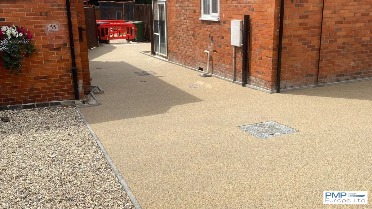 PMPSurfacing's tweet photo. 111M2 of Flexistone completed on a drive in Didcot.
This was done in a Sahara blend, just one of the many colours Flexistone is available in.
#flexistone #surfacing https://t.co/mjPDf8X1Ow