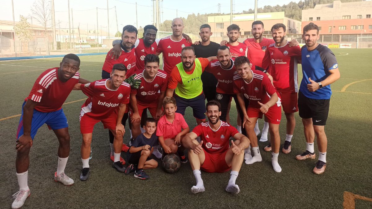 ElTronoKL's tweet image. 🎙️#KingsLeague | EXCLUSIVA 🔴

📌 Alejandro Morillas, que jugó en tercera división con el CF Vilanova, entrenó ayer con Jijantes y es uno de los que se ha presentado al DRAFT

📌 Los de Gerard Romero están preparando el partido de octavos y planificando el próximo split