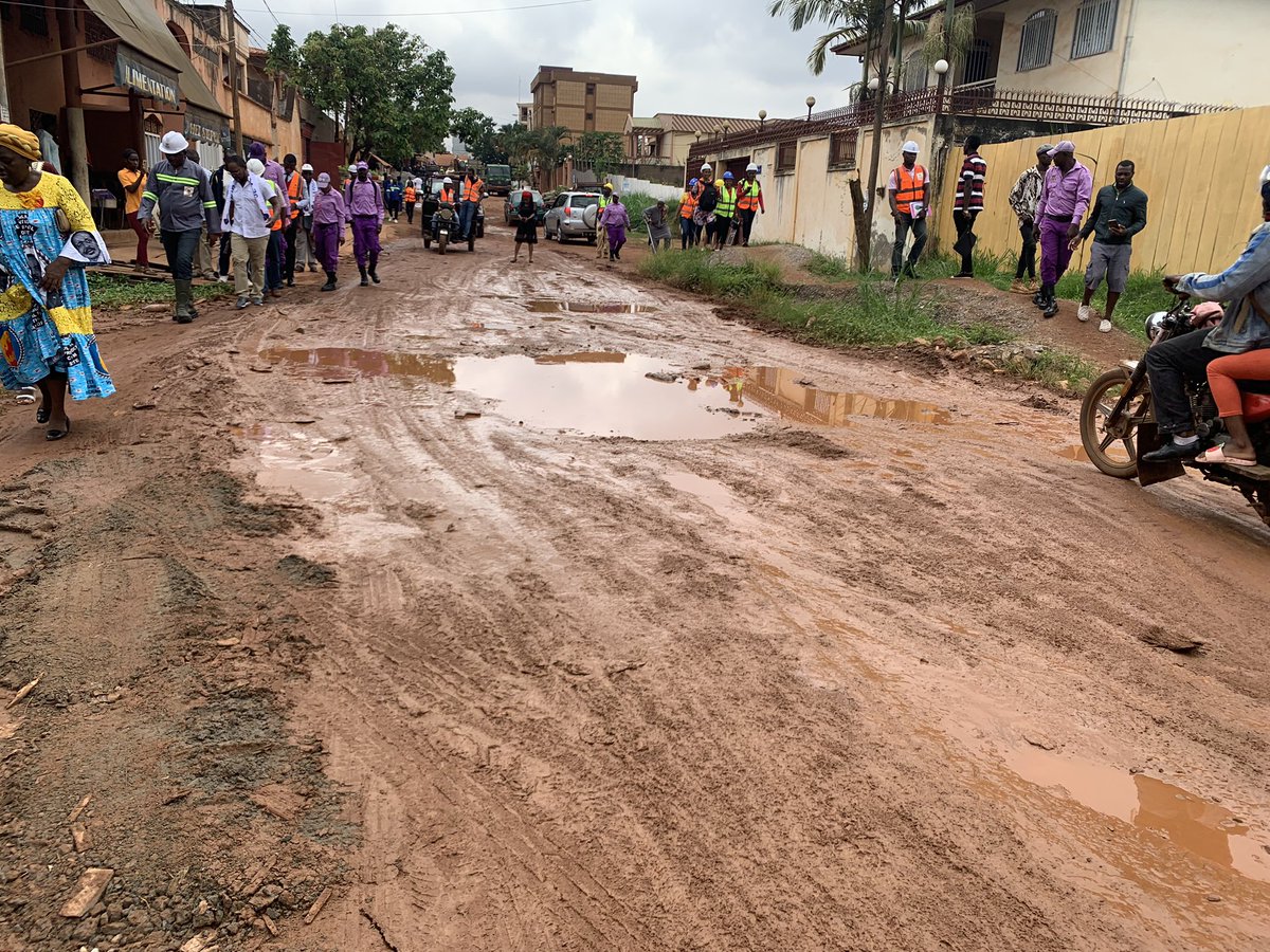 YokiOnana's tweet photo. J’ai moi-même procédé au lancement des travaux d’aménagement d’un axe routier à Biyem-Assi au lieu dit supérette. https://t.co/L8kFGYjgit