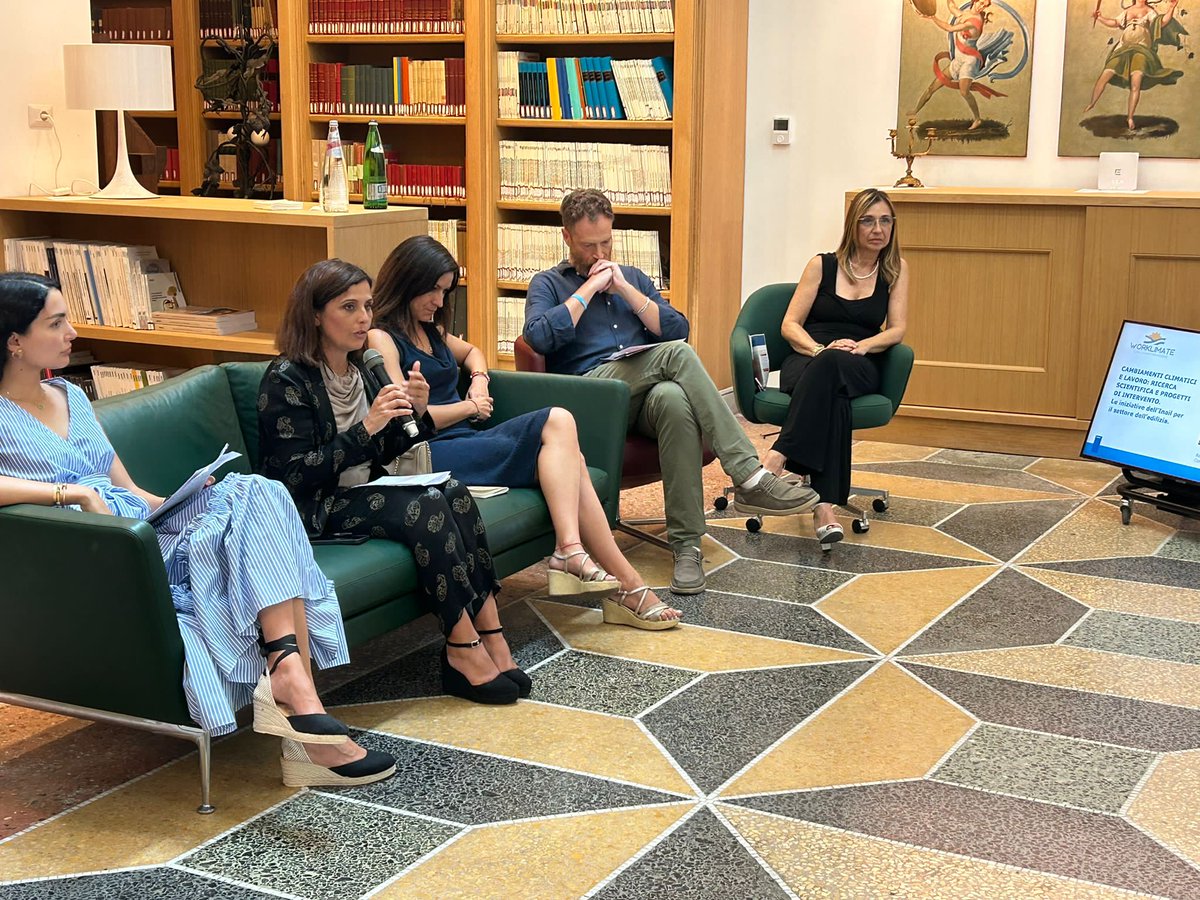 FilcaCisl's tweet photo. La segr. naz. Cristina Raghitta è intervenuta al progetto #Worklimate dell'#Inail: "La normativa e la #contrattazione, in particolare gli accordi di II livello, sono decisivi nei #cantieri per tutelare gli edili dalle avverse condizioni meteo, sia estive che invernali". 
#caldo https://t.co/hrmFqDA0nh
