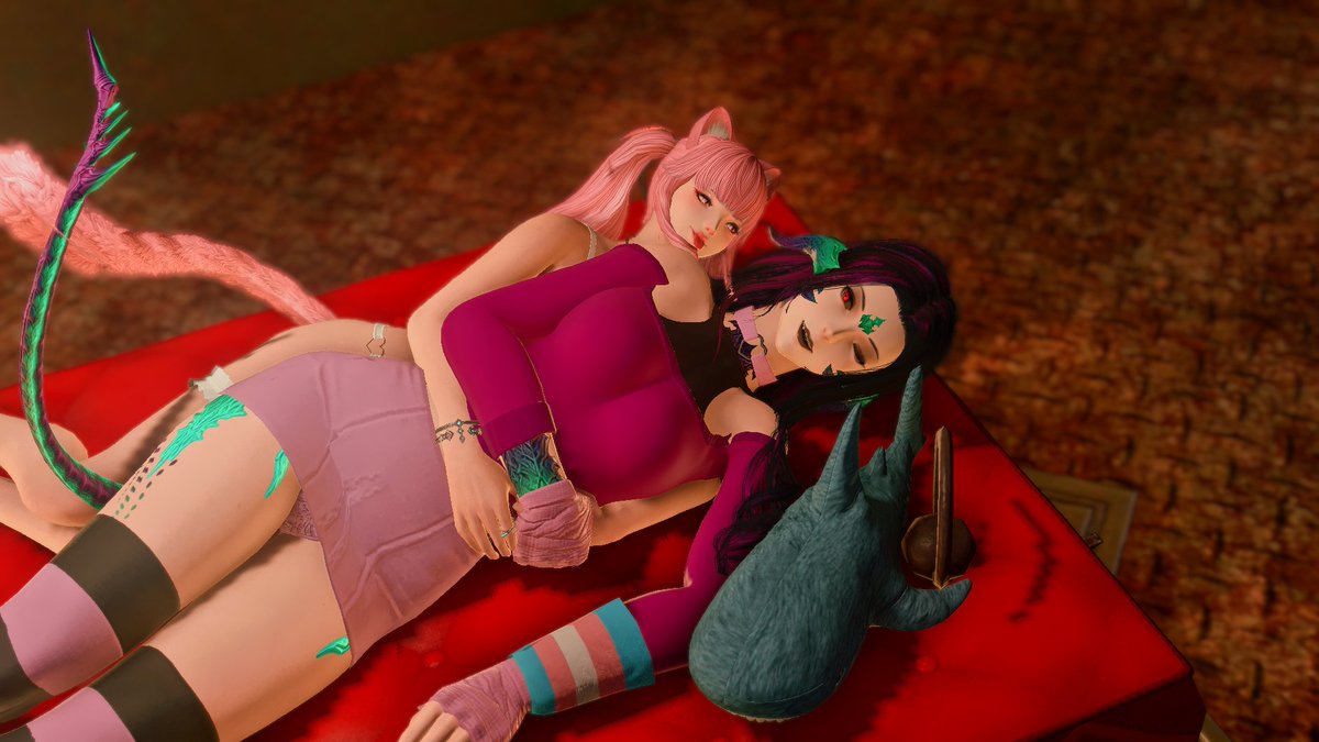 She's finally caught up to me whilst awake! I guess I have to sacrifice my position as the cuddler for now...

Now I am <a href="/kurosawaXIV/">ruby</a>'s cuddle victim!