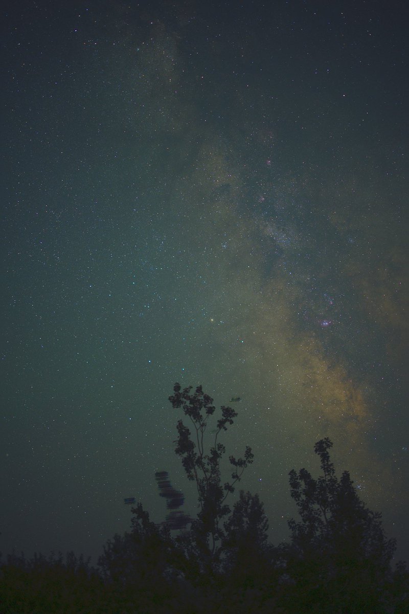 DuffWhite's tweet photo. @NebulaPhotos  My first effort at stacking. Any feedback appreciated. 25 pics, 8 secs ea, 50mm, f 1.2, ISO 2500, Charlestown, RI @FrostyDrewOBSY https://t.co/MGlTmAAi45