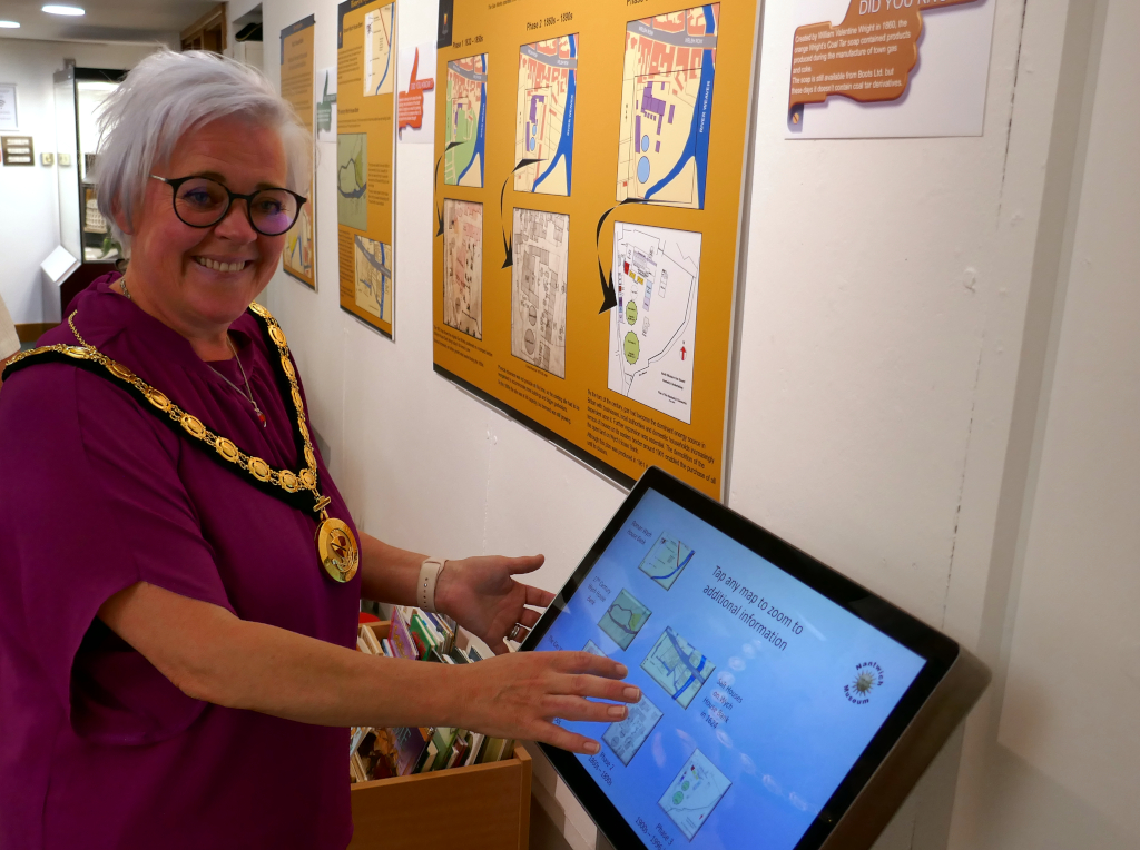 So pleased to have welcomed Mayor of @NantwichTC, Cllr Stephanie Wedgwood & Mayor of @CheshireEast Cllr Rod Fletcher to the opening of our Nantwich Illuminated exhibition and #SummerOfScience festival. Cllr Wedgwood was engaged by our 'kiosk', exploring our digital resources
